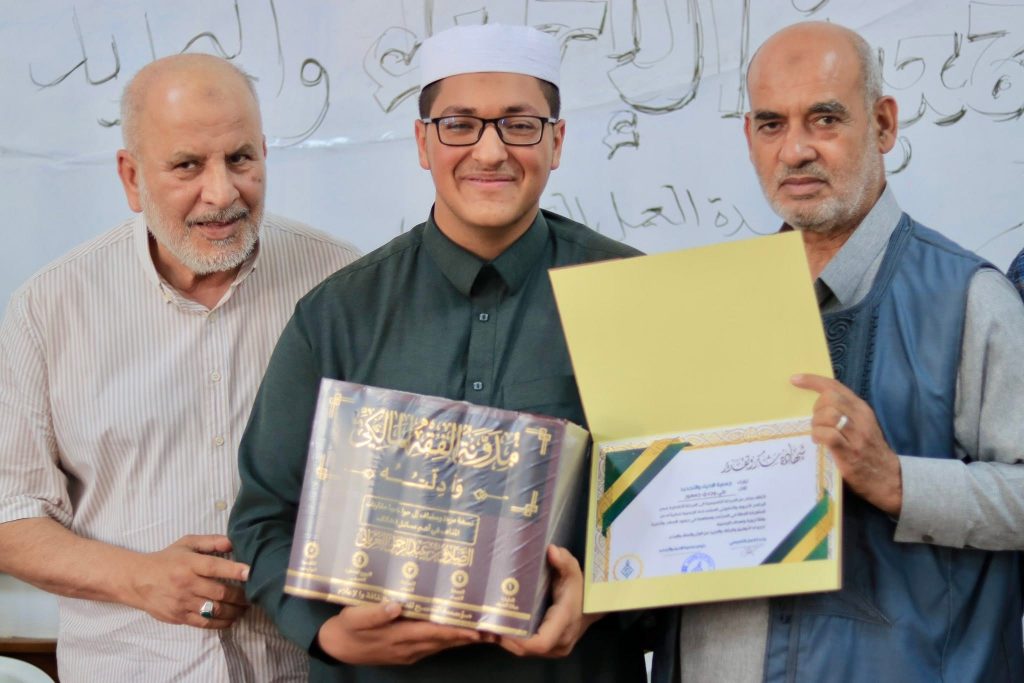 تكريم مجموعة من الشباب